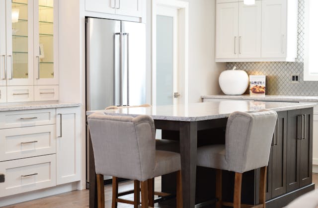 a kitchen with three barstools